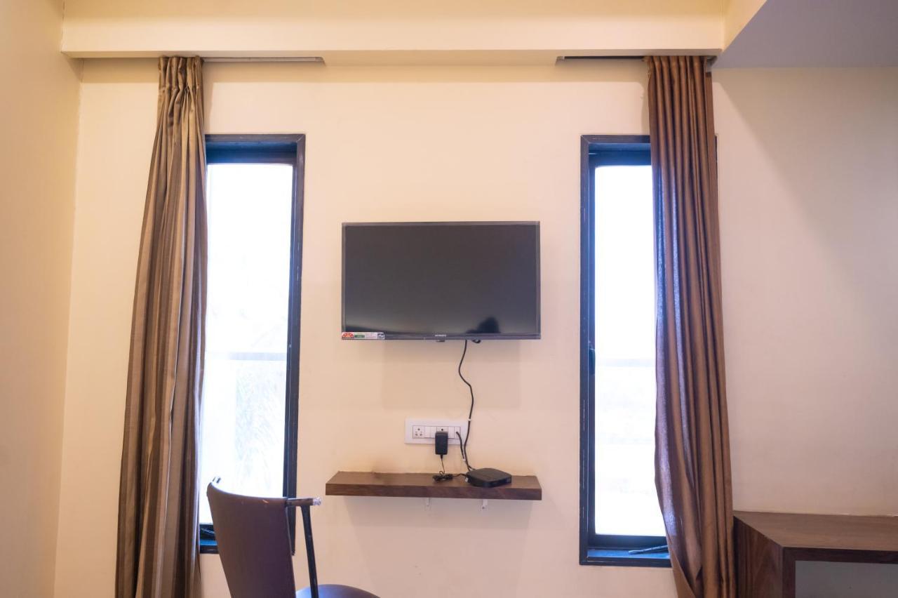 ホテル Vijaya Hill View Residency ナビムンバイ エクステリア 写真